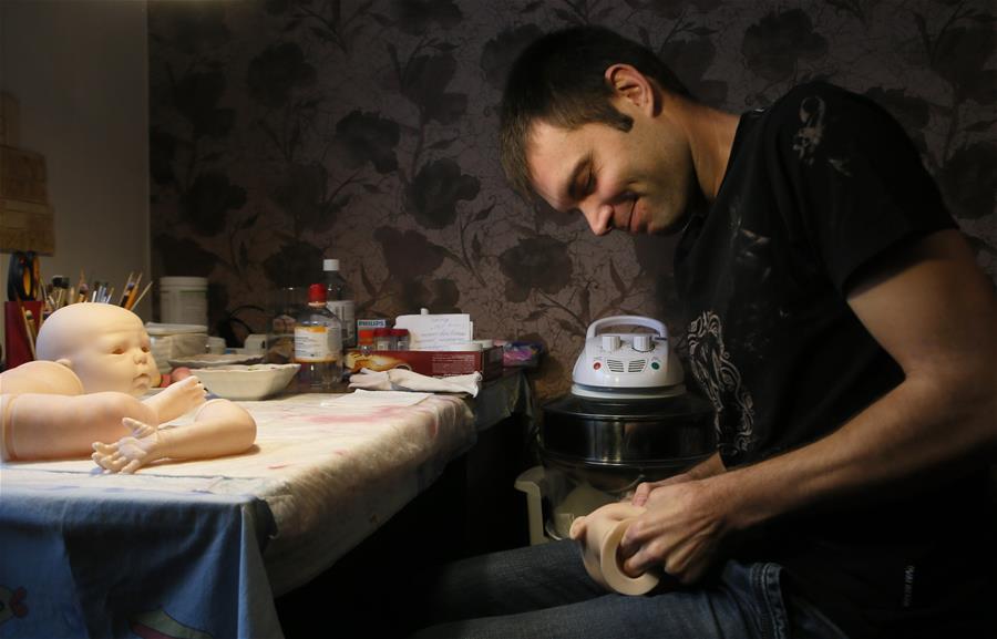 Мастер из Киева создает гиперреалистичные куклы