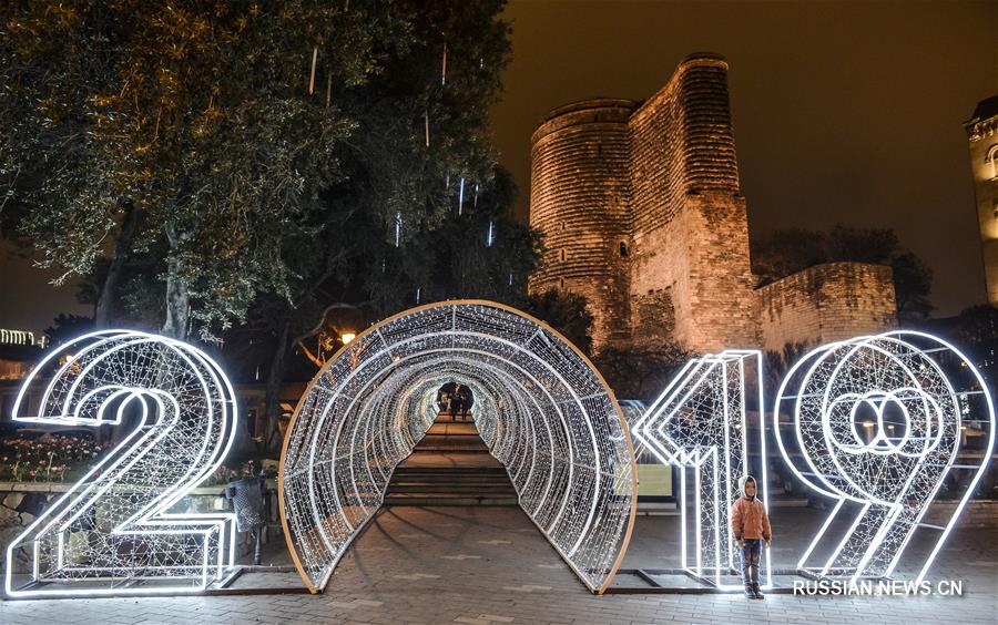 Площадь Свободы в Баку накануне Нового года