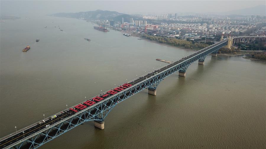 Большой мост через Янцзы в Нанкине готовится к открытию после реконструкции