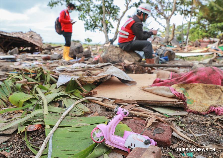 Число погибших от цунами в  Индонезии возросло до 373 человек