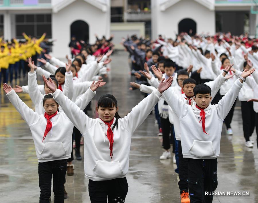 Фитнес и спорт на переменах в одной из средних школ провинции Хубэй