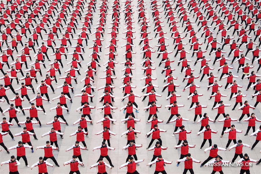 Фитнес и спорт на переменах в одной из средних школ провинции Хубэй