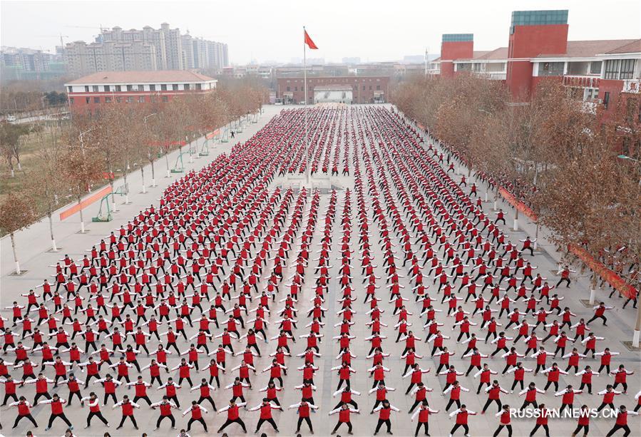Фитнес и спорт на переменах в одной из средних школ провинции Хубэй