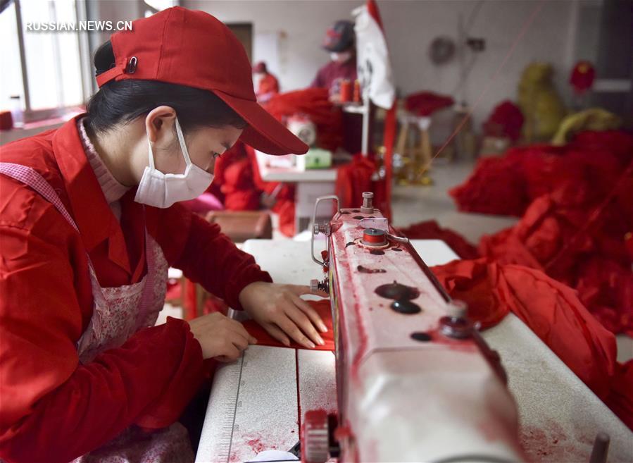 В разных местах Китая изготавливают новогоднюю продукцию