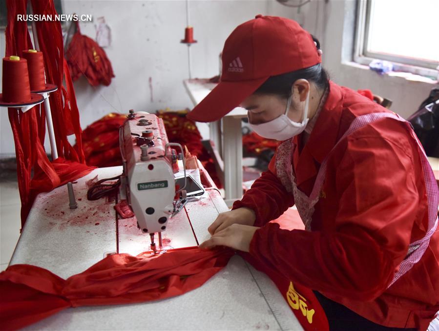 В разных местах Китая изготавливают новогоднюю продукцию