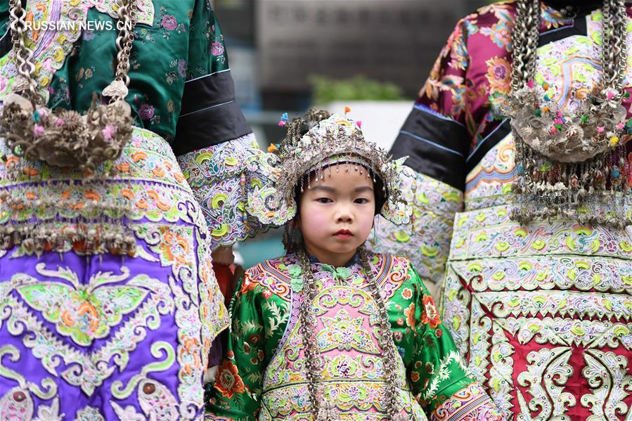 Праздничные наряды дунцев из уезда Жунцзян