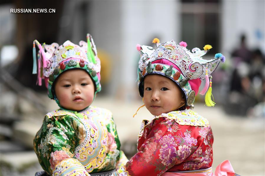 Праздничные наряды дунцев из уезда Жунцзян
