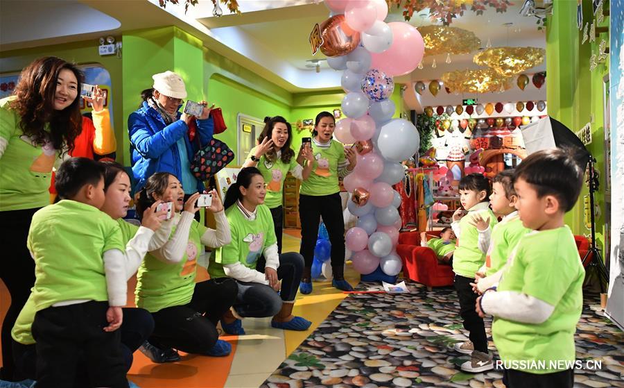 Родители и дети из Ланьчжоу вместе ждут Новый год