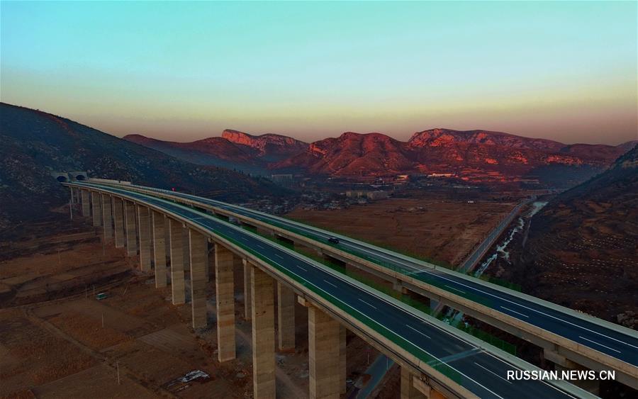 В Центральном Китае открыли движение по скоростному шоссе через горы Тайханшань