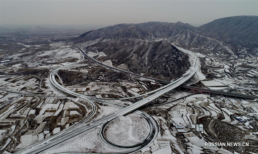 В Центральном Китае открыли движение по скоростному шоссе через горы Тайханшань