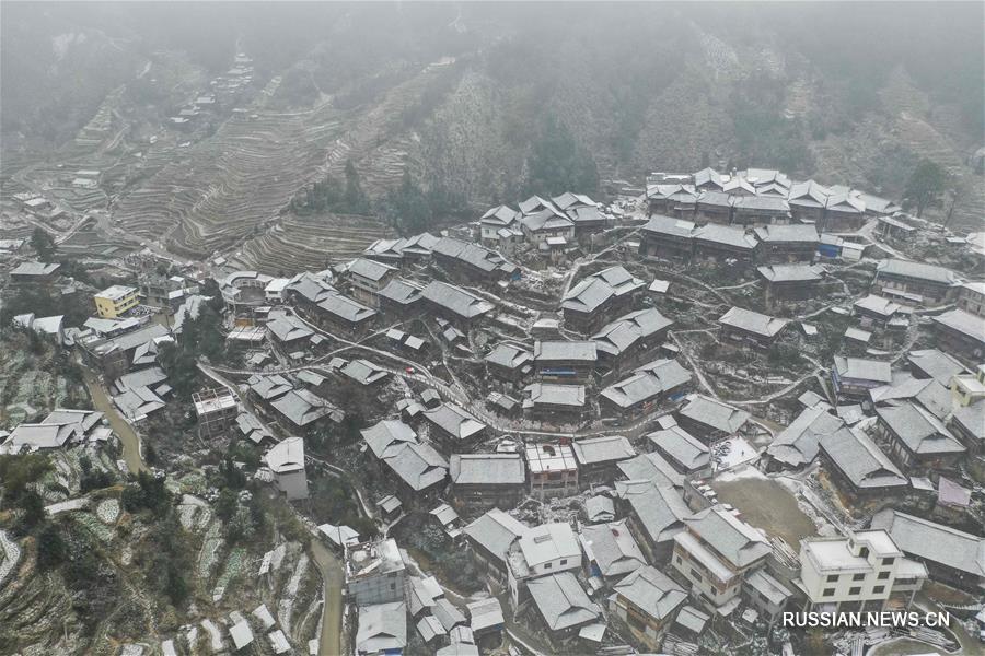 Снегопад в горных районах Жуншуй-Мяоского автономного уезда на юге Китая
