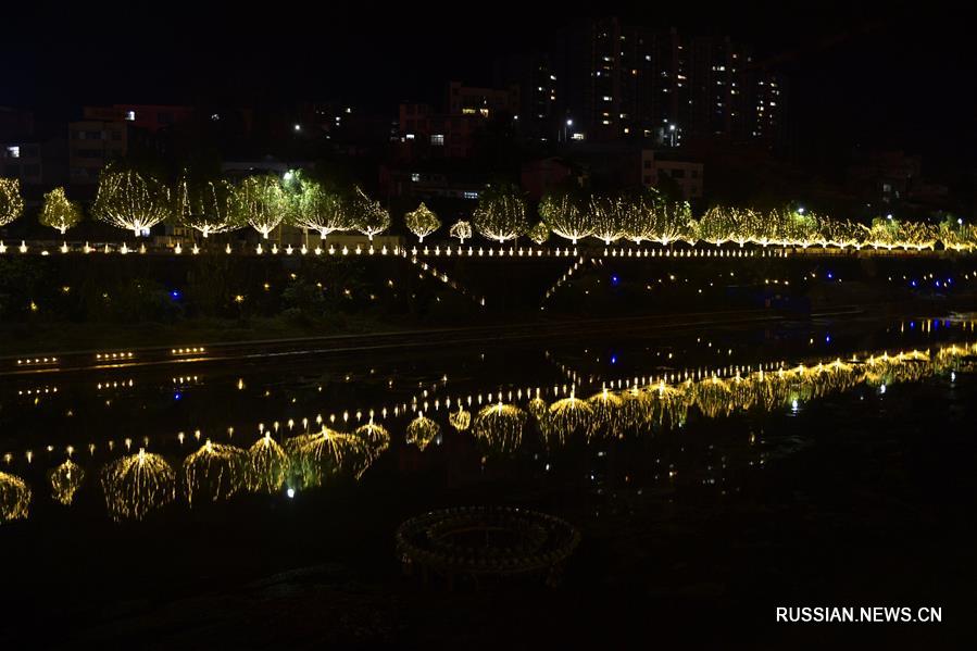 Новогодние украшения в уезде Сюаньэнь провинции Хубэй