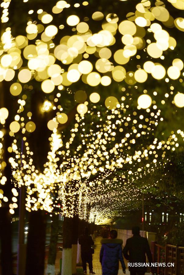 Новогодние украшения в уезде Сюаньэнь провинции Хубэй