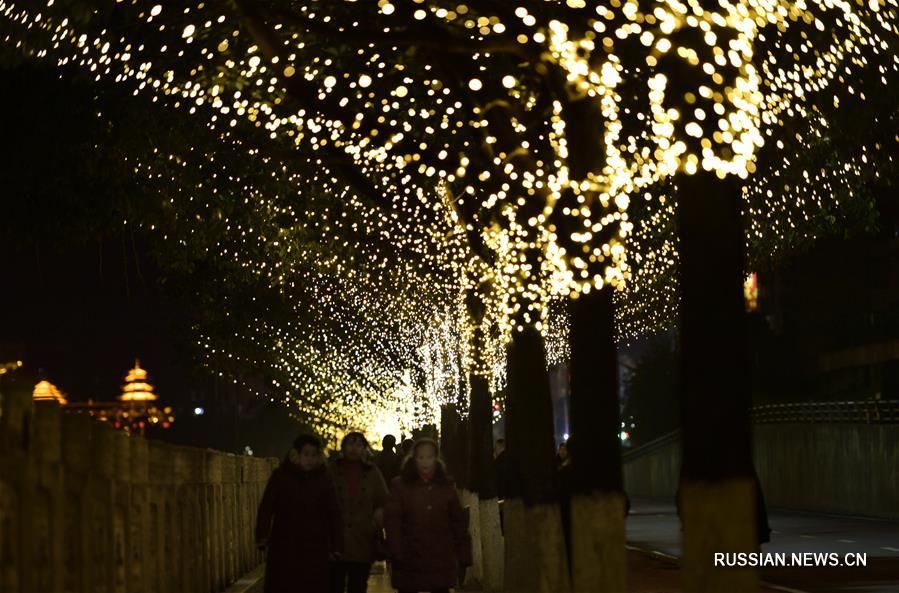 Новогодние украшения в уезде Сюаньэнь провинции Хубэй