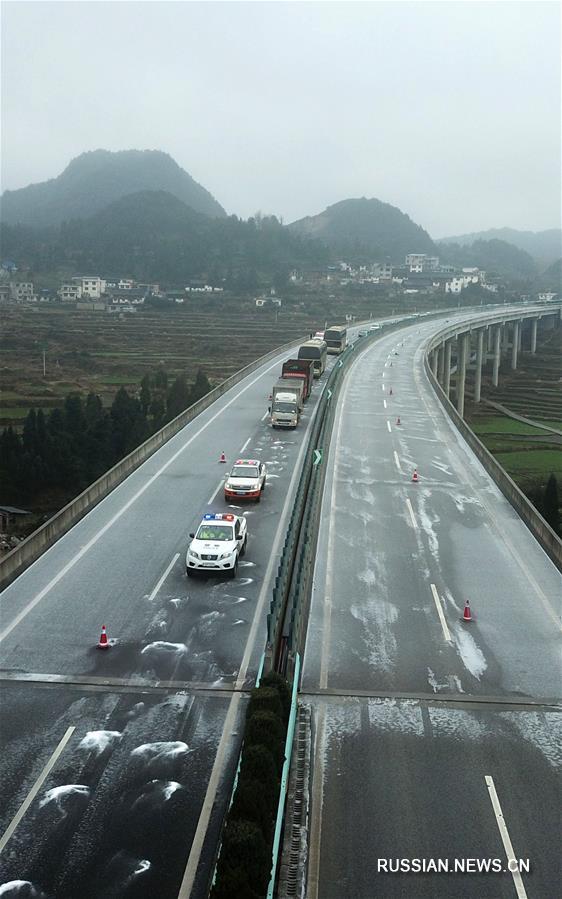 Гололедица привела к задержке автомобилей в провинции Гуйчжоу на юго-западе Китая