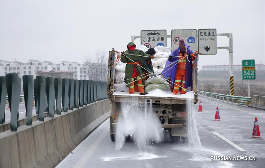 Гололедица привела к задержке автомобилей в провинции Гуйчжоу на юго-западе Китая