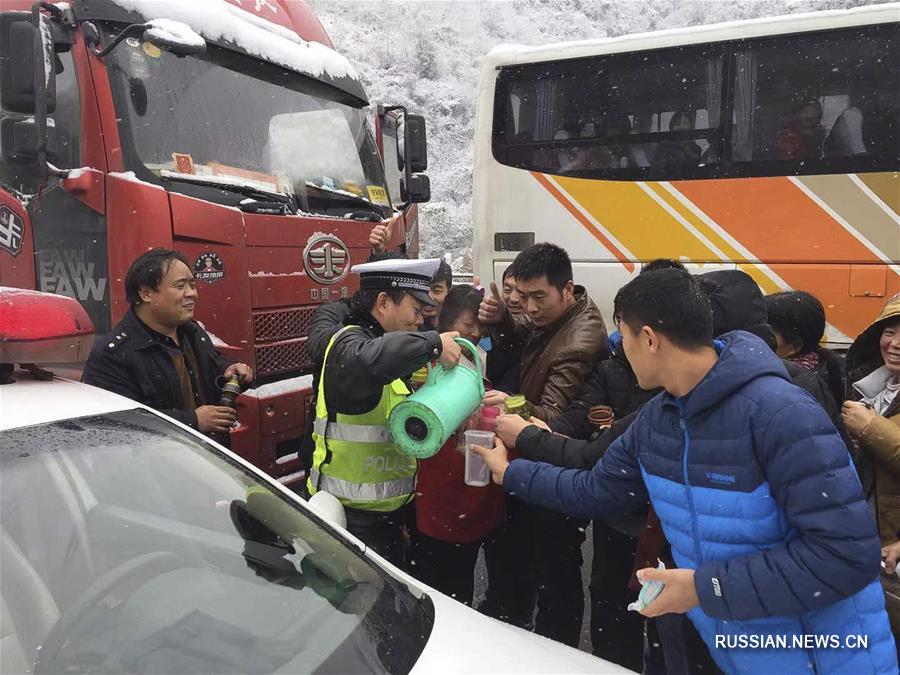 Многие районы Китая ведут борьбу со снежными заносами и гололедом на дорогах 