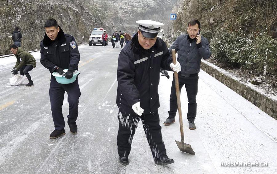 Многие районы Китая ведут борьбу со снежными заносами и гололедом на дорогах 
