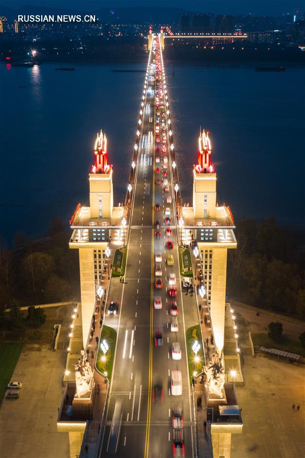 Вечерний облик Большого нанкинского моста через Янцзы после реконструкции