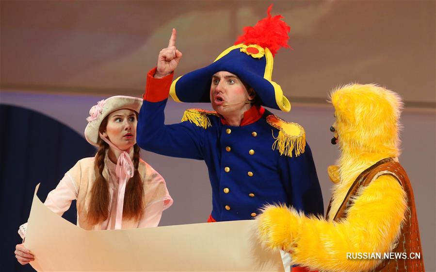 Около 450 юных минчан посмотрели новогодний спектакль "Путешествие "Голубой стрелы""