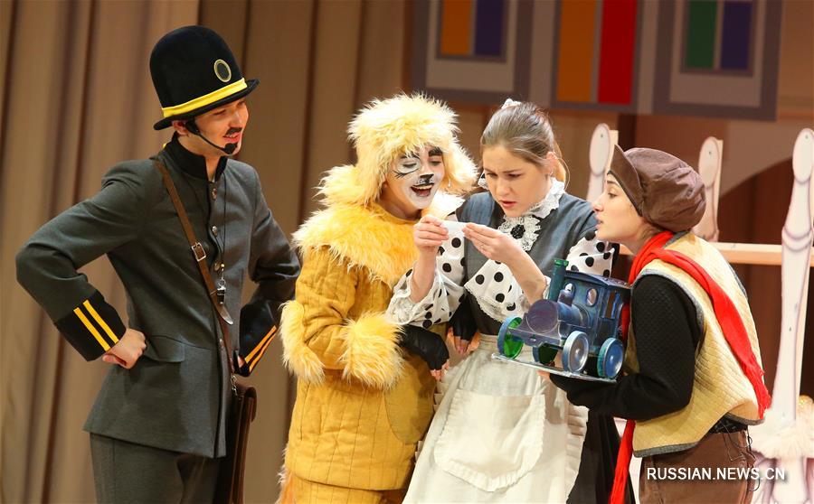 Около 450 юных минчан посмотрели новогодний спектакль "Путешествие "Голубой стрелы""