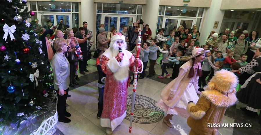 Около 450 юных минчан посмотрели новогодний спектакль "Путешествие "Голубой стрелы""