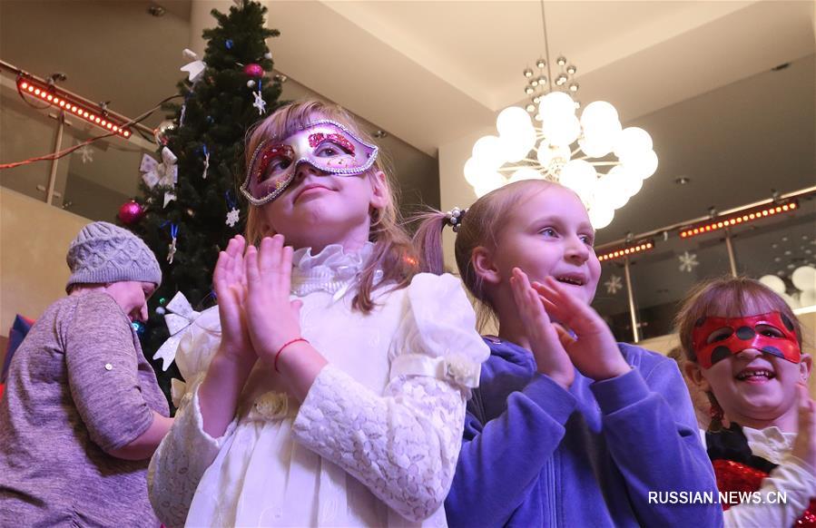 Около 450 юных минчан посмотрели новогодний спектакль "Путешествие "Голубой стрелы""