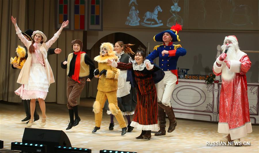 Около 450 юных минчан посмотрели новогодний спектакль "Путешествие "Голубой стрелы""