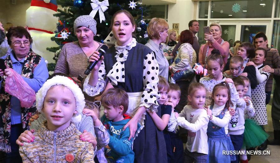 Около 450 юных минчан посмотрели новогодний спектакль "Путешествие "Голубой стрелы""