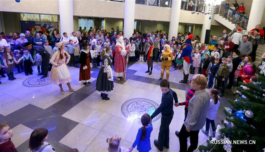 Около 450 юных минчан посмотрели новогодний спектакль "Путешествие "Голубой стрелы""