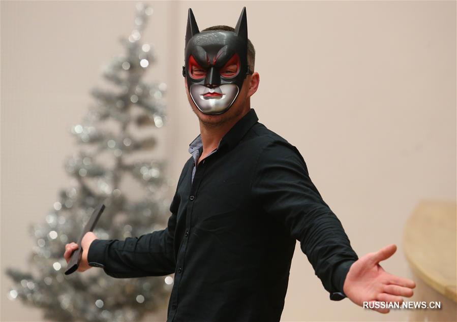 Около 450 юных минчан посмотрели новогодний спектакль "Путешествие "Голубой стрелы""