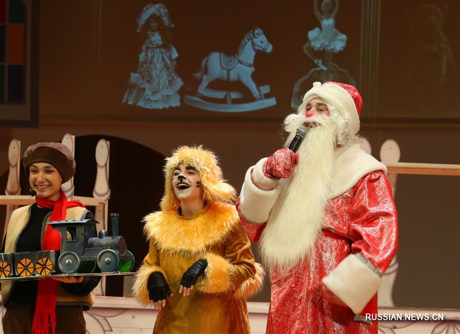 Около 450 юных минчан посмотрели новогодний спектакль "Путешествие "Голубой стрелы""