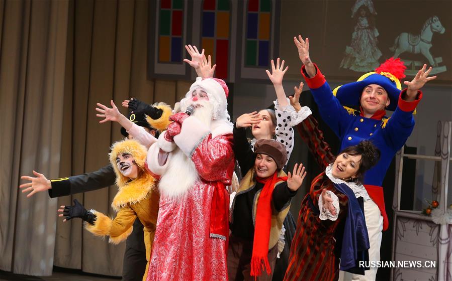 Около 450 юных минчан посмотрели новогодний спектакль "Путешествие "Голубой стрелы""