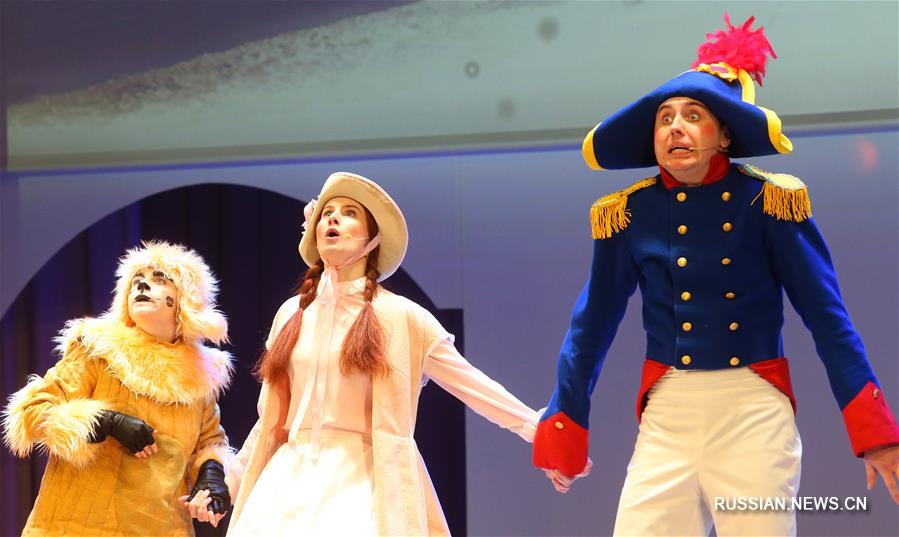 Около 450 юных минчан посмотрели новогодний спектакль "Путешествие "Голубой стрелы""