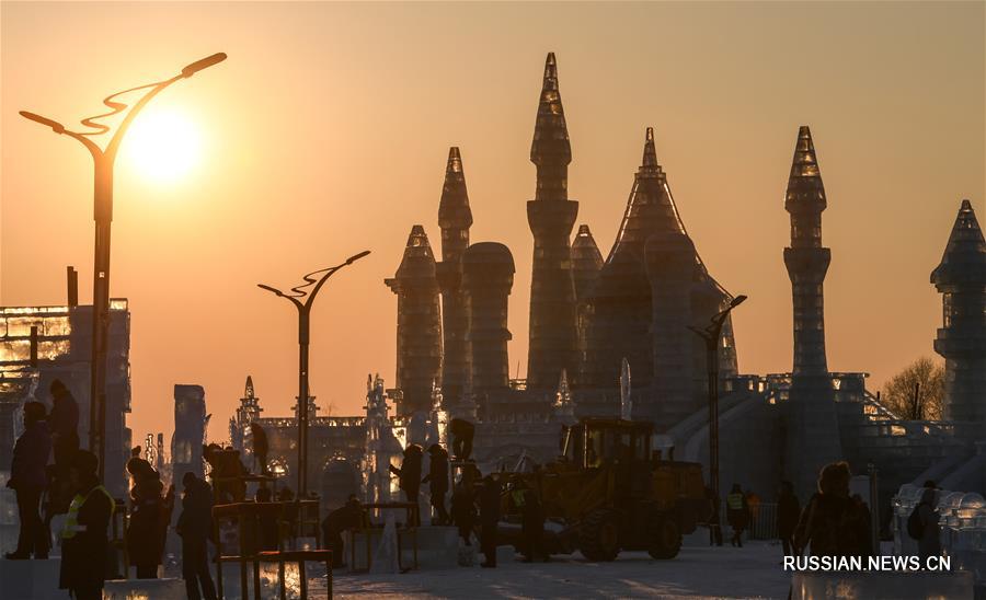 Третий день 8-го Международного конкурса блочных ледовых скульптур в Харбине