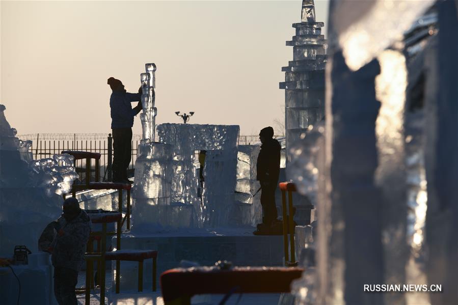 Третий день 8-го Международного конкурса блочных ледовых скульптур в Харбине