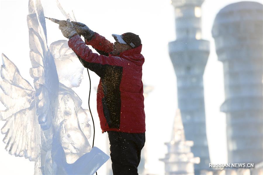 Третий день 8-го Международного конкурса блочных ледовых скульптур в Харбине