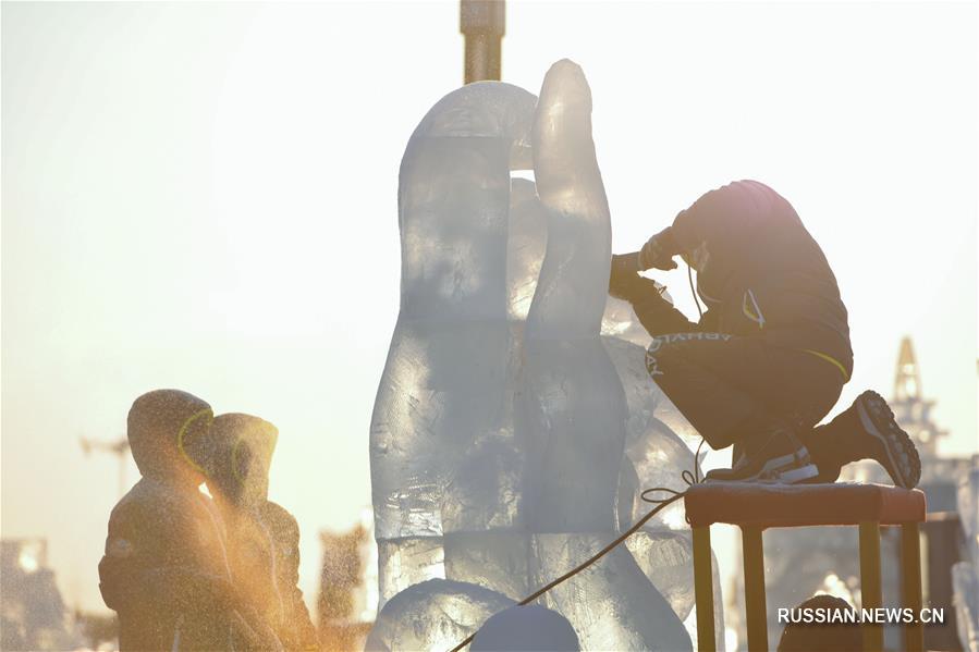 Третий день 8-го Международного конкурса блочных ледовых скульптур в Харбине