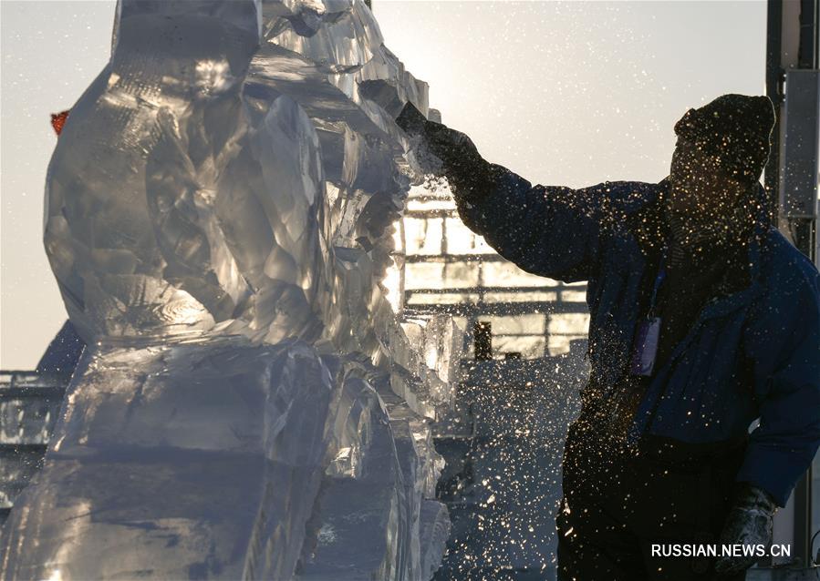 Третий день 8-го Международного конкурса блочных ледовых скульптур в Харбине