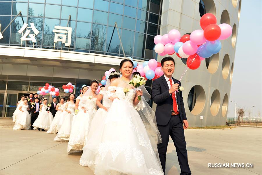 Коллективная свадьба в автобусной компании города Ляочэн