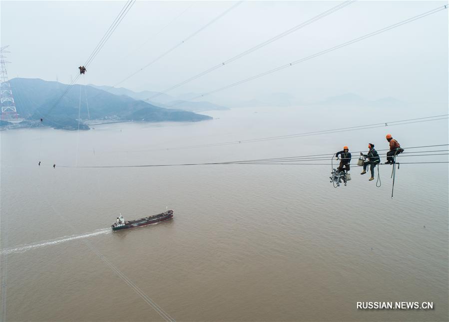 В провинции Чжэцзян закончили монтаж проводов между самыми высокими в мире опорами ЛЭП