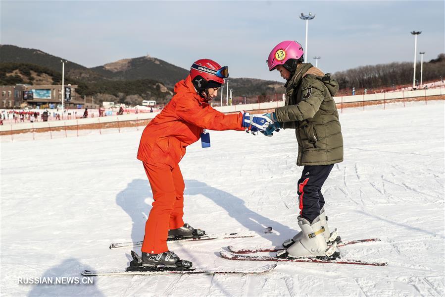 Юная россиянка в провинции Ляонин учит кататься на лыжах китайских детей