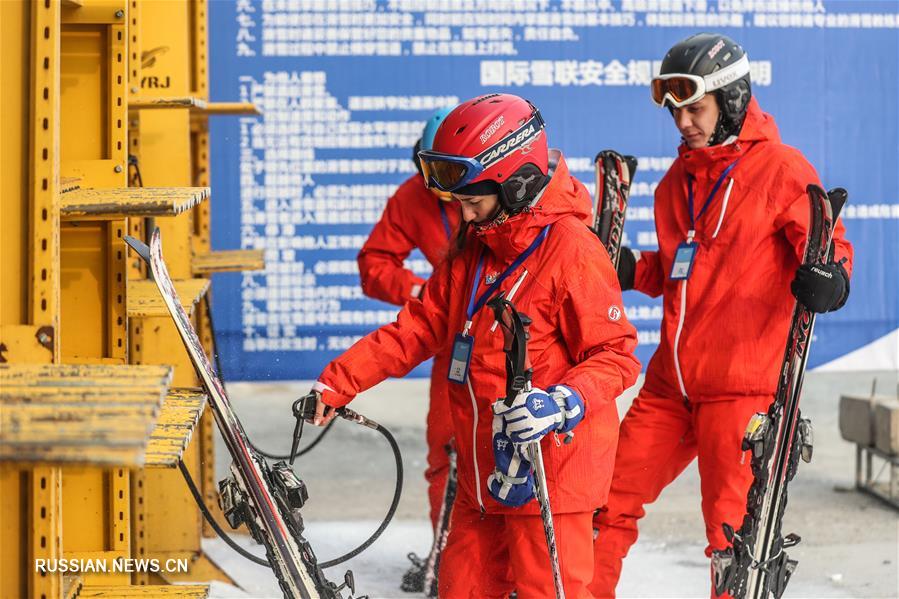 Юная россиянка в провинции Ляонин учит кататься на лыжах китайских детей