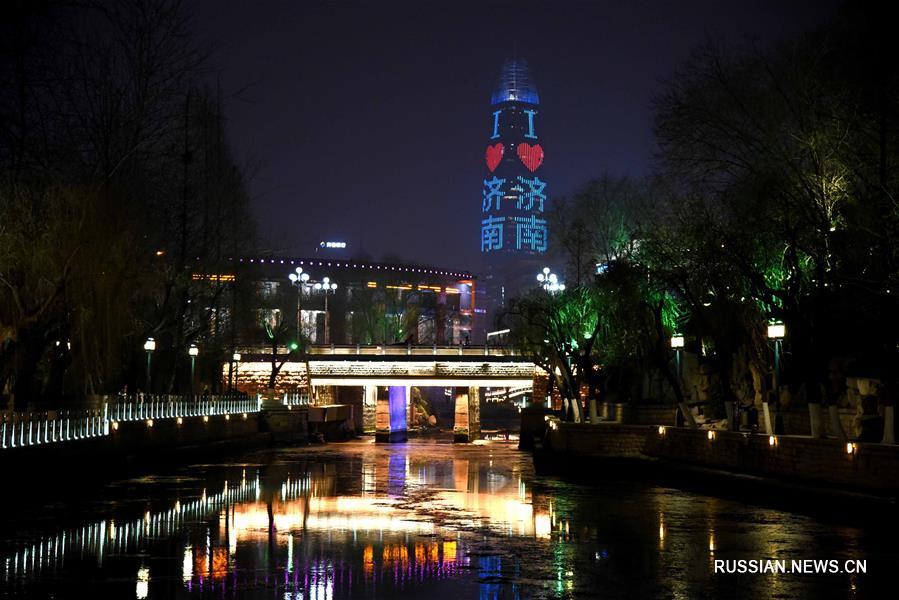 Ночные огни над старинным рвом в Цзинане 