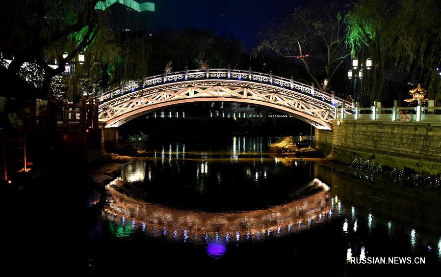 Ночные огни над старинным рвом в Цзинане 