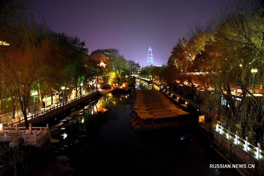 Ночные огни над старинным рвом в Цзинане 