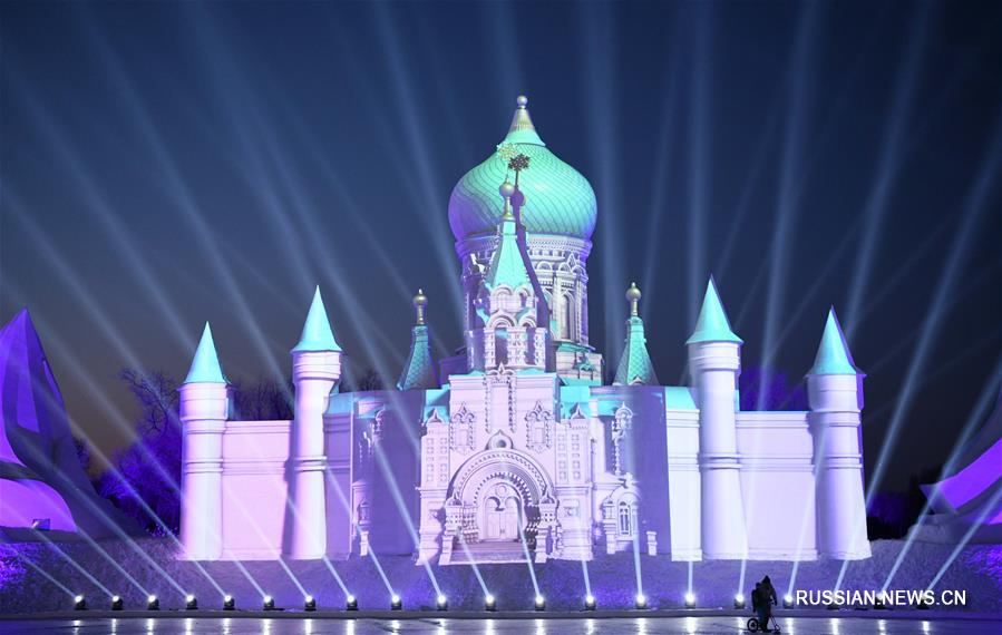 Световое 3D-шоу украшает выставку снежной скульптуры в Харбине