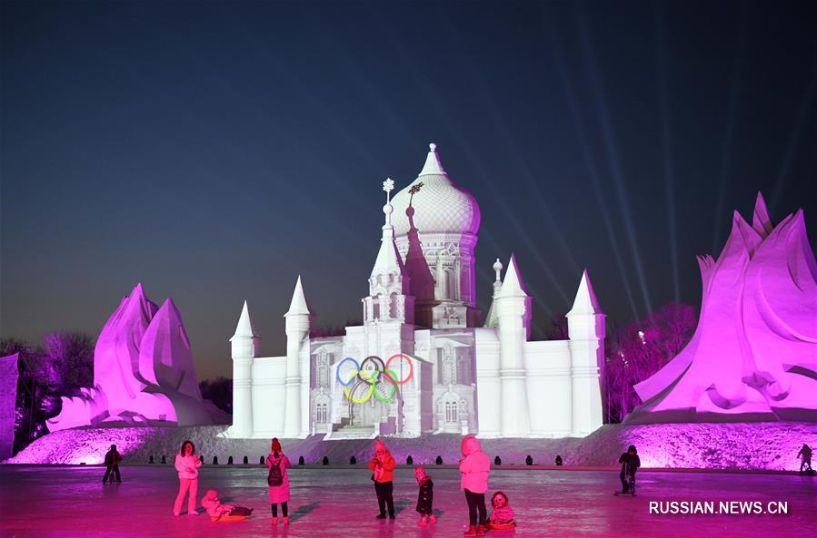 Световое 3D-шоу украшает выставку снежной скульптуры в Харбине
