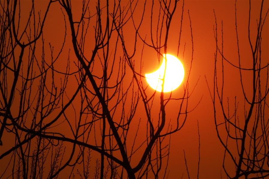 Частичное солнечное затмение в китайском небе