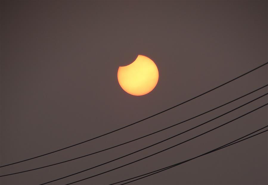 Частичное солнечное затмение в китайском небе